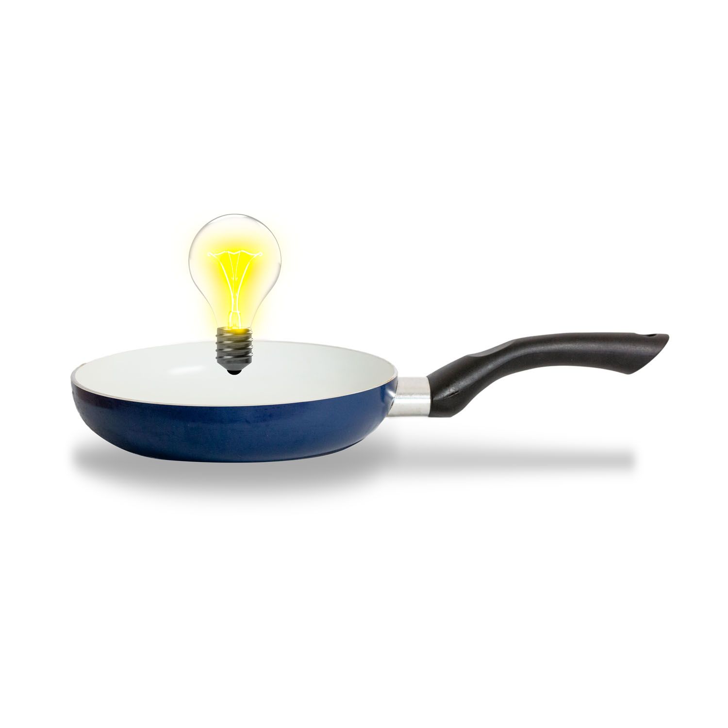 sarten cocinando una idea representada con una bombilla